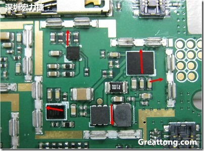 圖中顯示一塊電路板使用這種屏蔽夾(shielding clip)的實例?；旧衔覀冊趶澖堑牡胤蕉荚O(shè)計擺放了一個屏蔽夾，這樣可以讓作業(yè)員比較方便安裝屏蔽罩(shielding can)時的對位準確。然后在其他沒有屏蔽夾的地方也設(shè)計了一些接地的布線，一來可以稍微提升屏蔽罩的電磁隔絕能力，另一方面也可以為屏蔽夾無效時，馬上可以更改為屏蔽框，而無需要重新設(shè)計電路板。