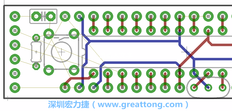 到目前為止，你應(yīng)該只剩下四個(gè)部分還未進(jìn)行布線(xiàn)，10K重置上拉電阻器、重置電容和1×6的序列排針。